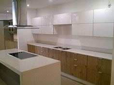 Wood grain and high gloss kitchen